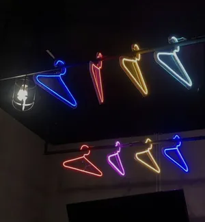 نیون با طرح چوب لباسی مناسب بوتیک سایز 50در50